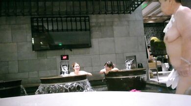 私房最新流出重磅稀缺大神潜入国内洗浴中心偷拍第8期泡完浴池体验一下大浴缸4K高清原版